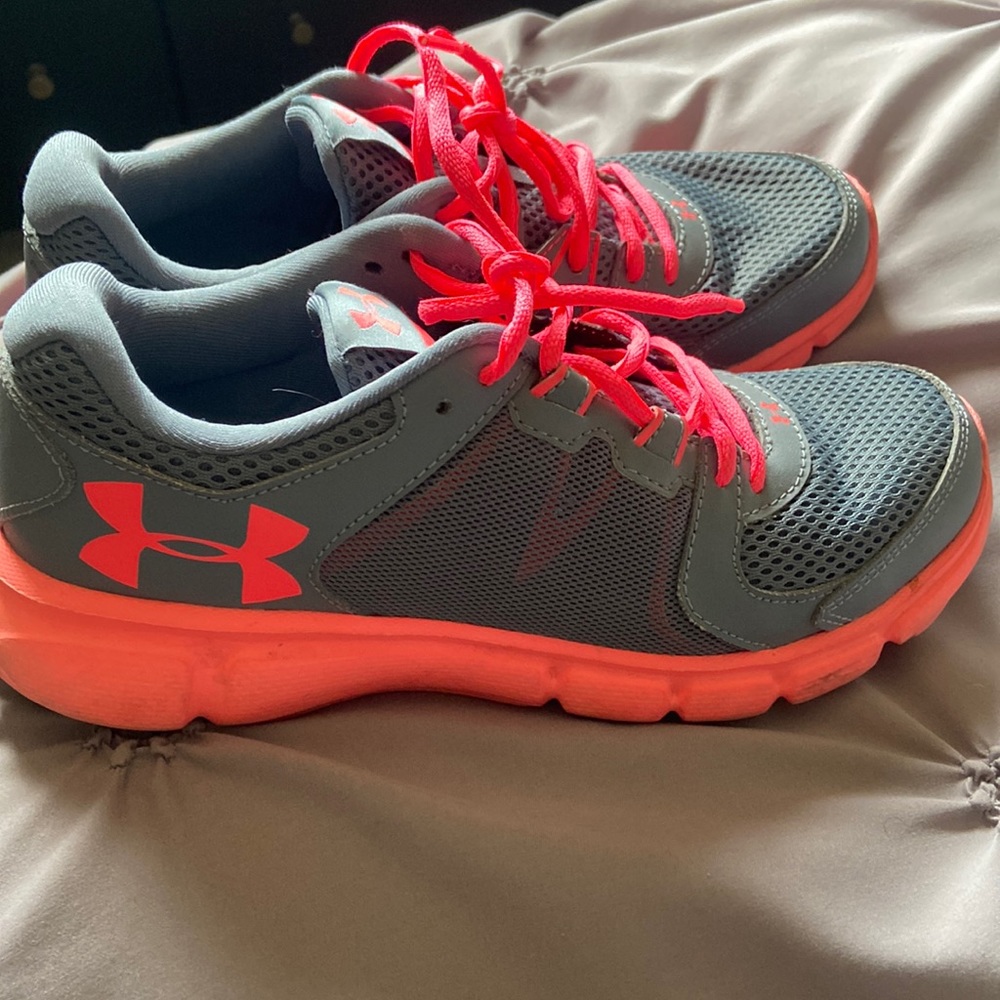 Gently used Under Amor tennis shoes. Great condition!  Size 8.5